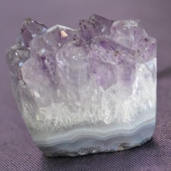 Байгалынхаараа засагдаагүй ягаан болор чулуун сувинер 