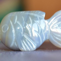 Хүрэн саарал өнгийн мана чулуугаар сийлж урласан Загас сувинер 