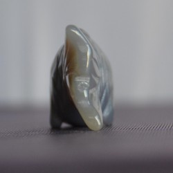 Хүрэн саарал өнгийн мана чулуугаар сийлж урласан Загас сувинер 