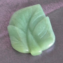 Ногоон хаш чулуугаар сийлж урласан навч сувинер