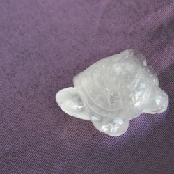 Өнгөгүй тунгалаг болор чулуугаар сийлж урласан Яст мэлхий сувинер 