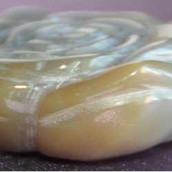 Хүрэн саарал өнгийн мана чулуугаар сийлж урласан Цэцэг сувинер 