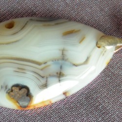 Усан цэнхэр өнгийн хээ судалтай цагаан өнгийн  гартаам чулуун кулон