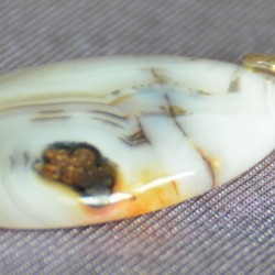 Усан цэнхэр өнгийн хээ судалтай цагаан өнгийн  гартаам чулуун кулон