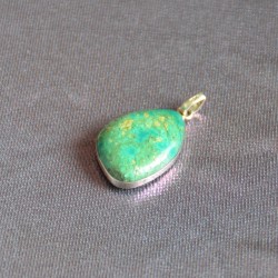 Оюу чулуун кулон.