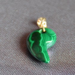 Ногоолон  чулуун кулон 