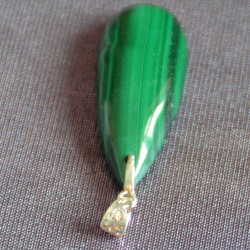 Ногоолон  чулуун кулон 