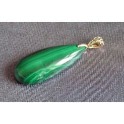 Ногоолон  чулуун кулон 