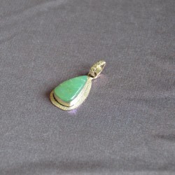 Ногоон өнгийн мана чулуун кулон