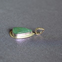 Ногоон өнгийн мана чулуун кулон