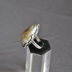 Бор саарал өнгөтэй гартаам чулуу шигтгээтэй бөгж. 