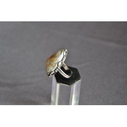 Бор саарал өнгөтэй гартаам чулуу шигтгээтэй бөгж. 