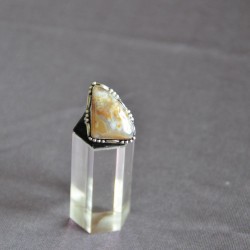 Бор саарал өнгөтэй гартаам чулуу шигтгээтэй бөгж. 