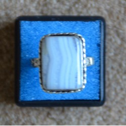 Цайвар цэнхэр өнгийн гартаам чулуун шигтгээтэй бөгж