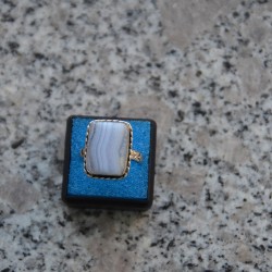 Цайвар цэнхэр өнгийн гартаам чулуун шигтгээтэй бөгж