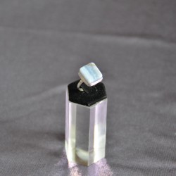 Цайвар цэнхэр өнгийн гартаам чулуун шигтгээтэй бөгж.