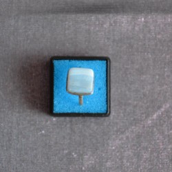 Цайвар цэнхэр өнгийн гартаам чулуун шигтгээтэй бөгж.