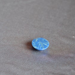 Дугуй хэлбэрээр засагдсан хөх өнгөтэй номин шигтгээ. 