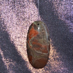 Гоё ховорхон сайхан, сонин хээ хуартай улаан, хүрэн өнгө холилдон  тогтсон гартаам чулуун кулон.  