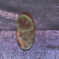 Гоё ховорхон сайхан, сонин хээ хуартай улаан, хүрэн өнгө холилдон  тогтсон гартаам чулуун кулон.  