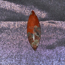 Гоё ховорхон сайхан сонин хээ хуартай улаан өнгийн гартаам чулуун шигтгээ.  