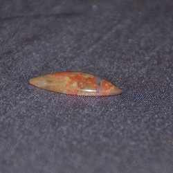 Гоё ховорхон сайхан, сонин хээ хуартай улаан өнгийн гартаам чулуун шигтгээ.  