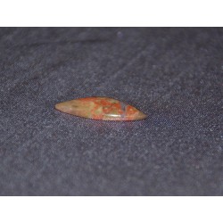 Гоё ховорхон сайхан, сонин хээ хуартай улаан өнгийн гартаам чулуун шигтгээ.  