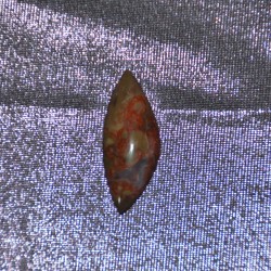 Гоё ховорхон сайхан, сонин хээ хуартай улаан өнгийн гартаам чулуун шигтгээ.  