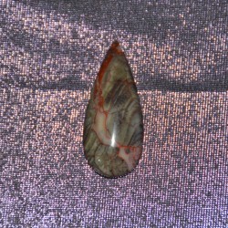 Гоё ховорхон сайхан, сонин хээ хуартай улаан өнгийн гартаам чулуун шигтгээ.  