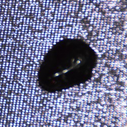 Өтгөн улаан өнгөтэй анар чулуун шигтгээ.  