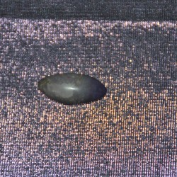 Зууван хэлбэртэй, саарал ягаан өнгө алгаласан мана чулуун шигтгээ 