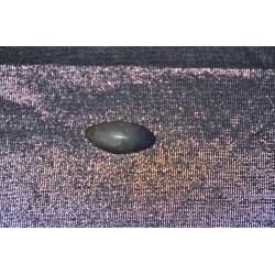 Зууван хэлбэртэй, саарал ягаан өнгө алгаласан мана чулуун шигтгээ 