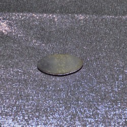 Зууван хэлбэртэй, саарал ягаан өнгө алгаласан мана чулуун шигтгээ 