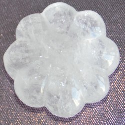 Өнгөгүй тунгалаг болор чулуугаар сийлж урласан Цэцэг сувинер 