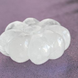 Өнгөгүй тунгалаг болор чулуугаар сийлж урласан Цэцэг сувинер 