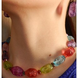 Олон өнгийн, хоёр тал хавтгай, дугуй болон призмлэг хэлбэртэй болор чулуун зүүлт.