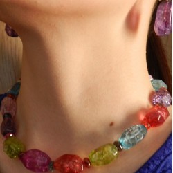 Олон өнгийн, хоёр тал хавтгай, дугуй болон призмлэг хэлбэртэй болор чулуун зүүлт.